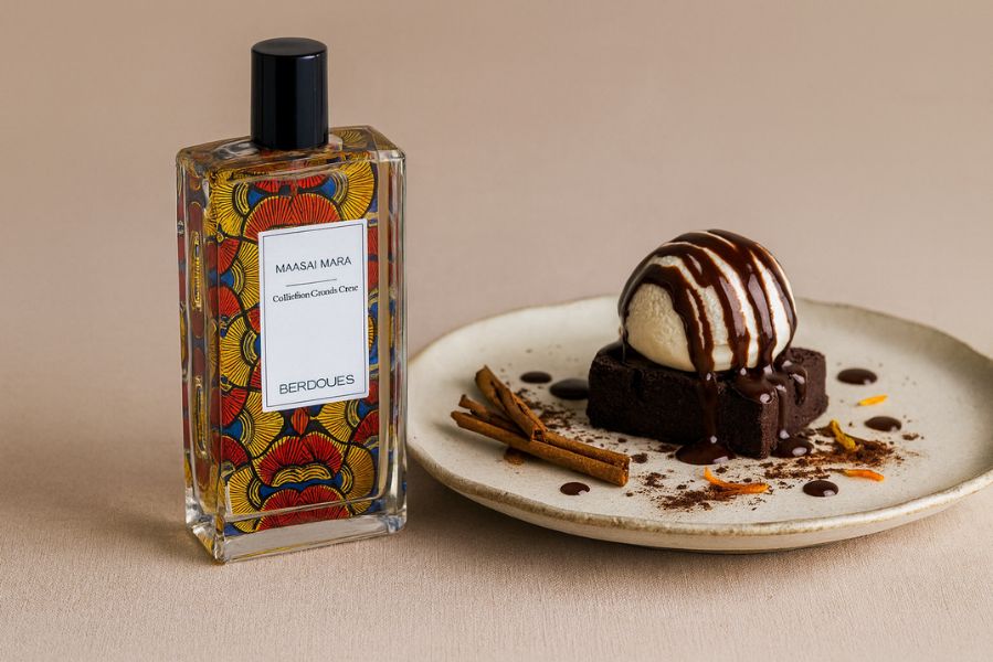 Flacon de parfum Berdoues Maasai Mara de la collection Grands Crus posé à côté d’un dessert gourmand au chocolat, glace vanille et cannelle