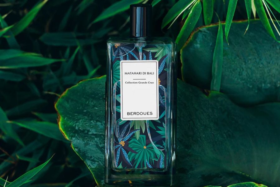 Flacon de parfum Matahari di Bali de la collection Grands Crus Berdoues posé dans un décor végétal exotique