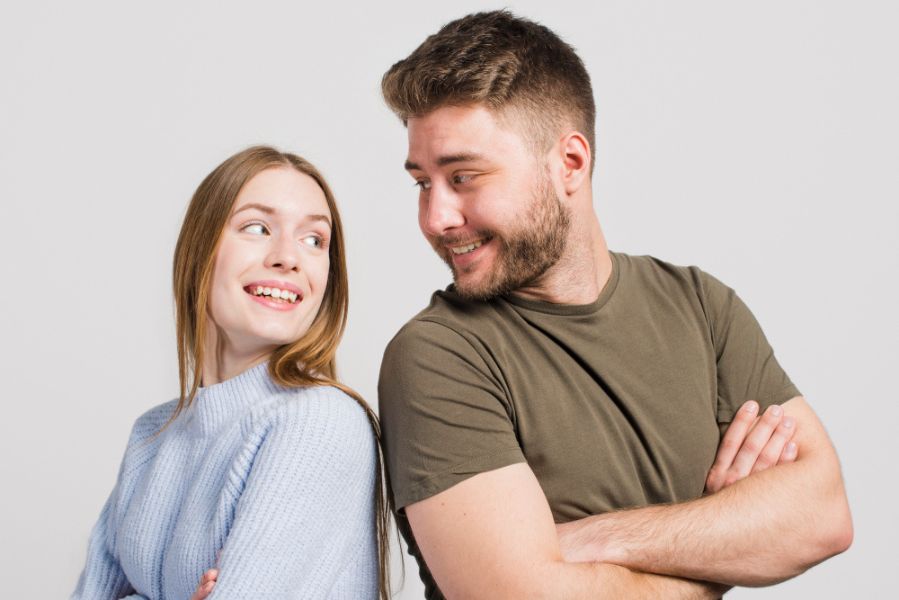 Découvrez comment choisir et porter un parfum unisexe selon la saison, la météo et votre tenue. Agrumes, thés, fleurs propres, boisés et muscs : conseils de dosage et routine quotidienne.